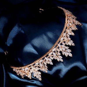 Vue détaillée de la couronne de mariée dorée avec zircons taille marquise sur soie