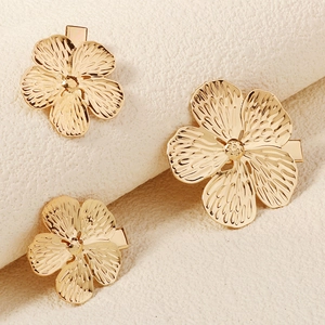 Set aus drei eleganten Haarspangen aus Goldmetall mit feinen floralen Blütenblatt-Texturen