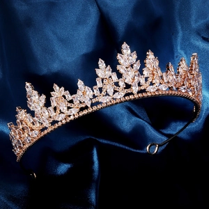 Détail de la couronne de mariée luxueuse avec des cristaux de zircon ronds et marquise