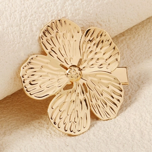 Eleganter Haarclip aus goldener Legierung mit strukturierten Blütenblättern im Vintage-Stil