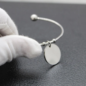 Brazalete de acero inoxidable plateado con colgante circular para grabado láser personalizado
