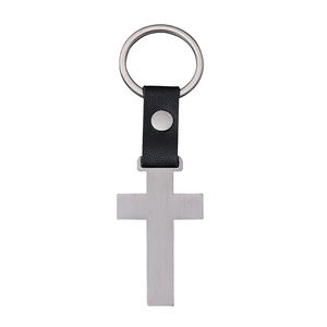 Porte-clés croix en acier inoxydable et cuir noir avec finition métal brossé
