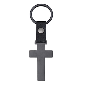 Détail du porte-clés en forme de croix en métal noir mat avec lanière en cuir