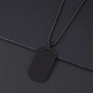 Macro-opname van een matzwarte roestvrijstalen dogtag met een vierkante box-kettingketting