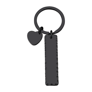 Détail du porte-clés en métal noir poli avec breloque cœur et barre martelée