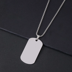 Gepolijste roestvrijstalen dog tag ketting met box ketting op een minimalistische achtergrond