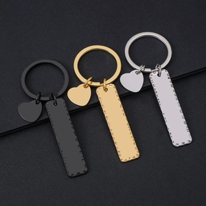 Porte-clés Minimaliste en Acier Inoxydable Martelé Rectangulaire Avec Pendentif Cœur Porte-clés en Métal Vierge pour Personnalisation Cadeau