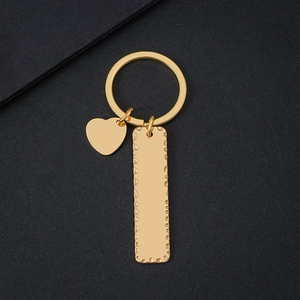 Porte-clés en métal doré avec plaque rectangulaire texturée et charm en forme de cœur