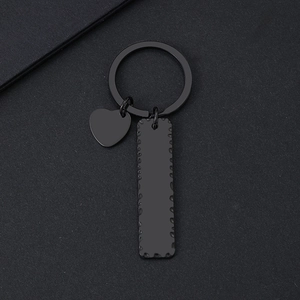 Porte-clés en métal noir mat avec barre texturée martelée et pendentif coeur
