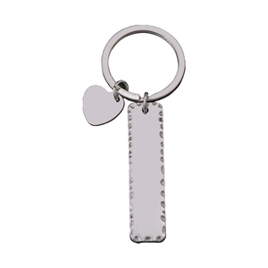 Porte-clés en métal poli avec cœur et pendentif rectangulaire aux bords texturés à fossettes