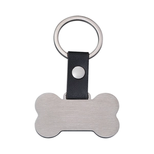 Detalle de placa para mascota de acero inoxidable con correa de cuero negro grano