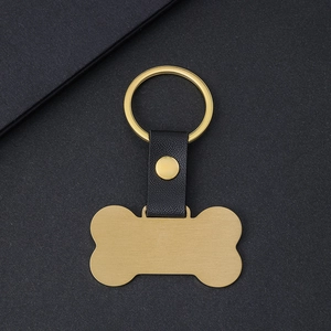 Placa para mascota en forma de hueso dorado con correa de cuero negro y acabado mate