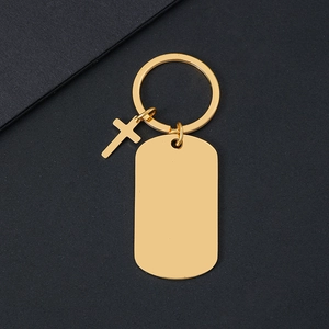 Llavero de metal dorado pulido con cruz y placa militar rectangular en blanco para grabar