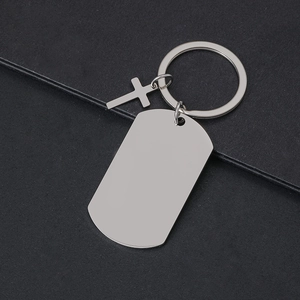 Llavero de placa militar plateada pulida con dije de cruz y superficie de espejo en blanco