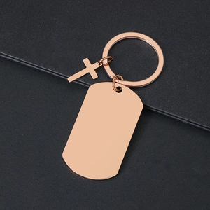 Llavero de cruz oro rosa con placa rectangular para grabado personalizado
