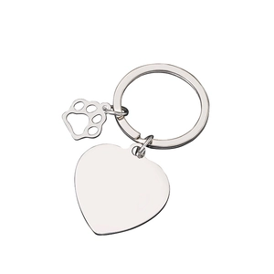 Llavero de metal plateado con corazón y huella calada para grabado personalizado