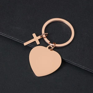 Llavero de cruz y corazón en oro rosa sobre fondo negro, colgante metálico personalizable
