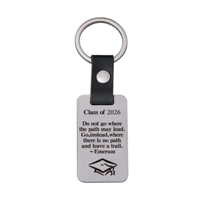 Détail du porte-clés remise de diplôme 2026 avec sangle en cuir et plaque en acier brossé