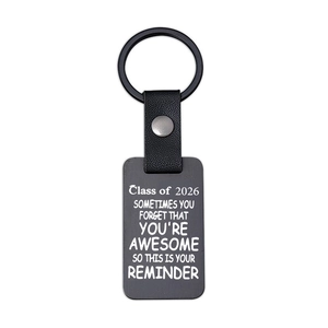 Détail d'un porte-clés en cuir noir avec plaque métallique gravée pour la promotion 2026