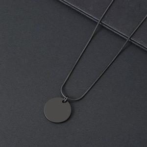 Detailaufnahme einer mattschwarzen Rundhalskette mit eleganter Schlangenkette-Optik