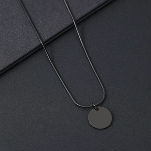Detailansicht einer minimalistischen schwarzen Schlangenkette mit rundem Anhänger