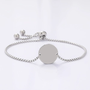 Dettaglio del bracciale a catena box in acciaio inossidabile con cursore regolabile e ciondolo