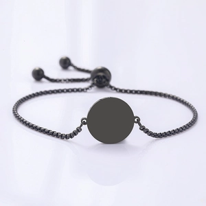 Bracciale a catena box nera minimalista con pendente rotondo e chiusura a scorrimento bolo