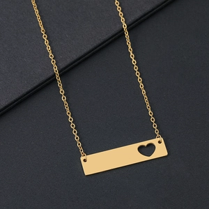 Collier en acier inoxydable doré avec barre rectangulaire et cœur ajouré sur chaîne