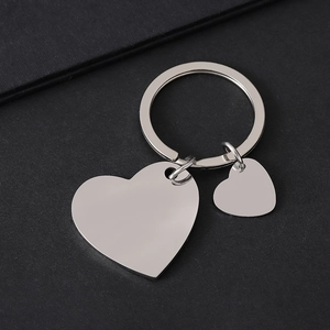 Detalle de llaveros de doble corazón de acero inoxidable con acabado de espejo pulido
