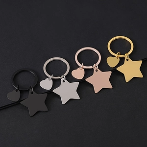 Porte-clés en acier poli avec breloques étoile et cœur en quatre couleurs sur fond noir