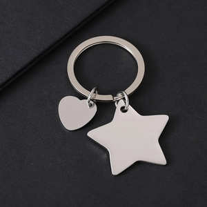 Gros plan d'un porte-clés en acier poli avec des pendentifs en forme d'étoile et de cœur