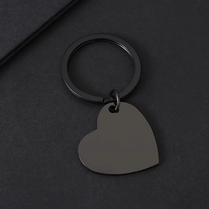 Dettaglio macro del ciondolo a cuore in acciaio inossidabile nero opaco su anello piatto