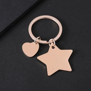 Porte-clés en or rose poli avec pendentifs cœur et étoile en acier inoxydable brillant