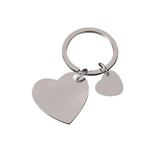 Llavero de acero inoxidable pulido con dos colgantes de corazón y un anillo redondo