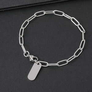 Makro-Detail des silbernen Edelstahl-Büroklammer-Armbands mit gravierbarem Anhänger