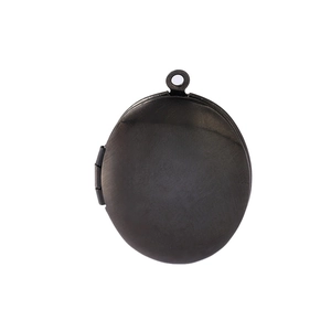 Collier médaillon ovale minimaliste en métal noir vintage avec texture brossée