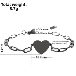 Schwarzes Edelstahl-Herzanhänger-Armband mit großen ovalen Büroklammergliedern und Karabiner