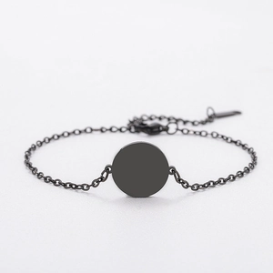 Detailweergave van de matzwarte roestvrijstalen ronde hanger met verstelbare schakelketting