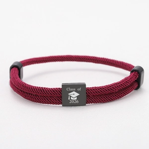 Detail der Class of 2026 Gravur am verstellbaren weinroten geflochtenen Armband