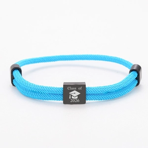 Nahaufnahme von hellblauem geflochtenem Armband mit schwarzem Class of 2026 Anhänger