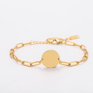 Armband aus goldfarbenem Edelstahl mit Büroklammer-Kette und runder Plakette