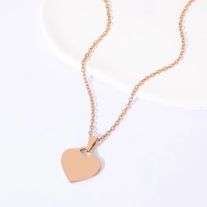 Roségouden hartjesketting op witte steen met gepolijste afwerking en schakelketting