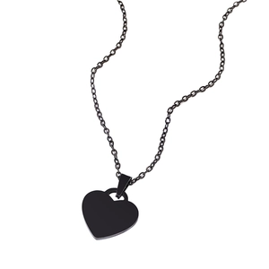 Gepolijste zwarte roestvrijstalen hart hanger ketting met minimalistische O-ketting op wit