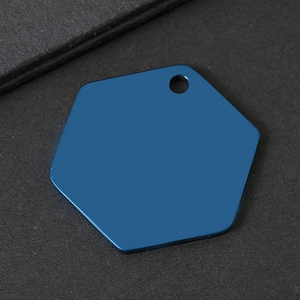 Macro detail van een blauwe zeshoekige roestvrijstalen hanger met gladde metalen afwerking
