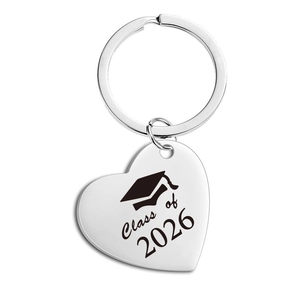Détail d'un porte-clés coeur argenté avec gravure Class of 2026 et icône de diplôme