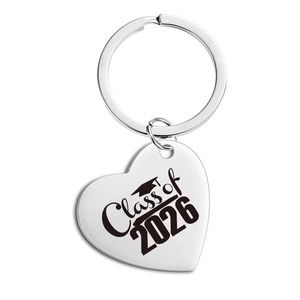 Détail de la gravure Class of 2026 et du chapeau de diplômé sur porte-clés cœur en inox