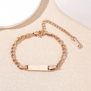 Roségoudkleurige roestvrijstalen ID-armband met rechthoekige plaat op beige ondergrond