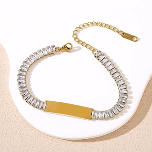 Bracelet élégant en or avec zircons rectangulaires et plaque métallique polie