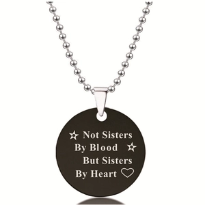 Macro-opname van zwarte roestvrijstalen hanger met Sisters By Heart gravure aan de bolletjesketting