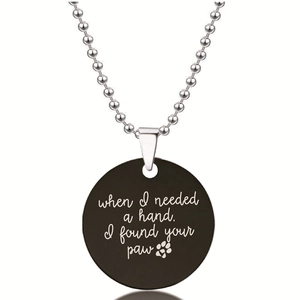 Detail van ronde dieren herdenkingsketting met 'when I needed a hand, I found your paw' tekst